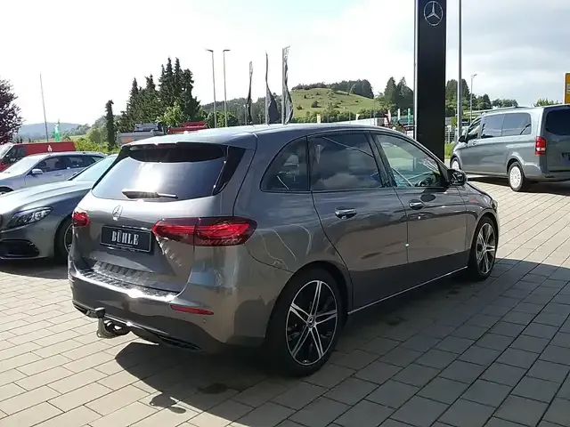 Mercedes-Benz B 180