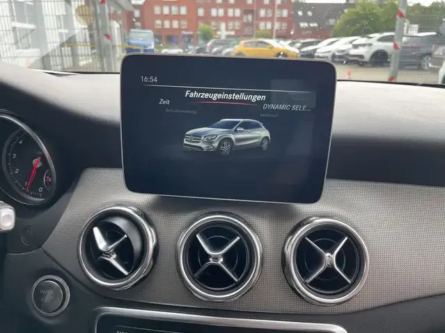 Mercedes-Benz GLA 180