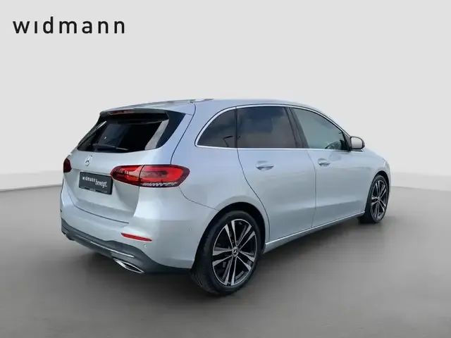 Mercedes-Benz B 180
