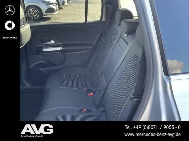 Mercedes-Benz GLB 220