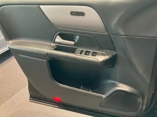 Mercedes-Benz GLB 220