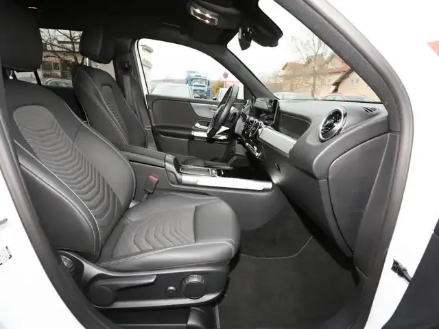 Mercedes-Benz GLB 220