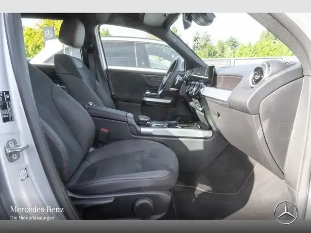 Mercedes-Benz GLB 180