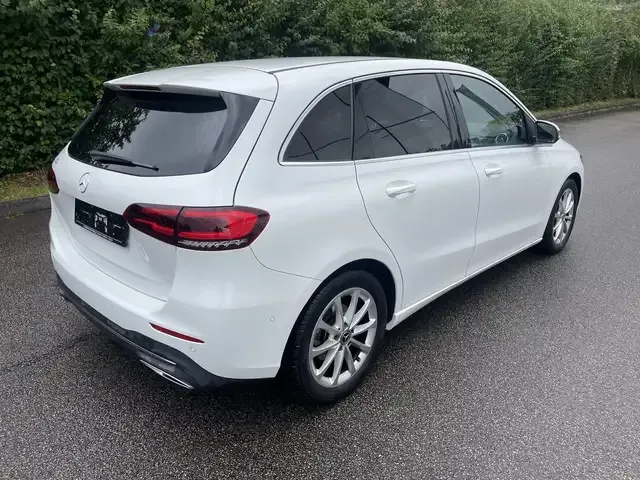 Mercedes-Benz B 180