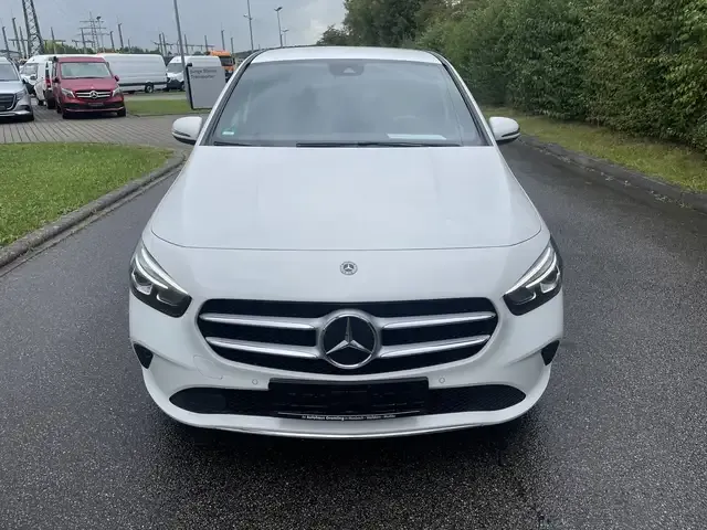 Mercedes-Benz B 180