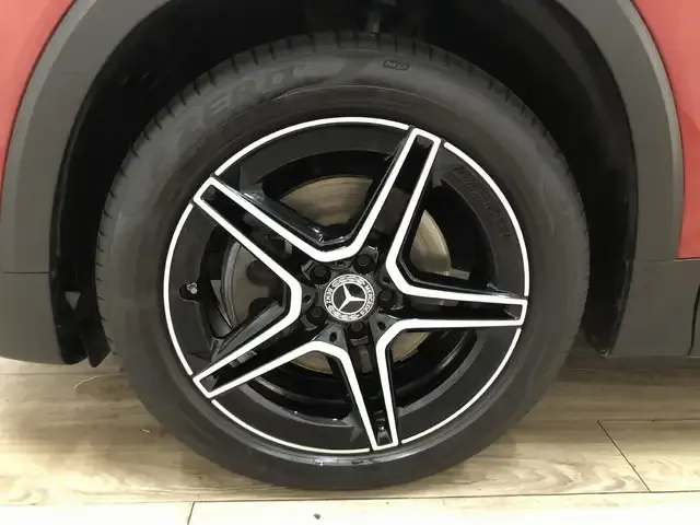 Mercedes-Benz GLB 220