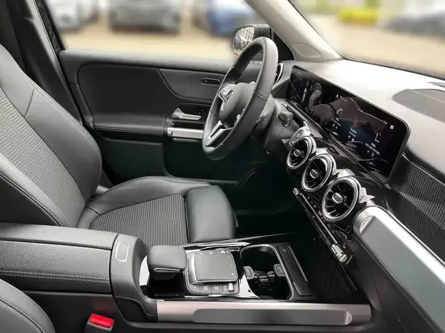 Mercedes-Benz GLB 220