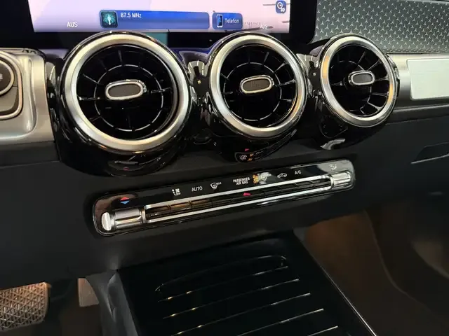 Mercedes-Benz GLB 220