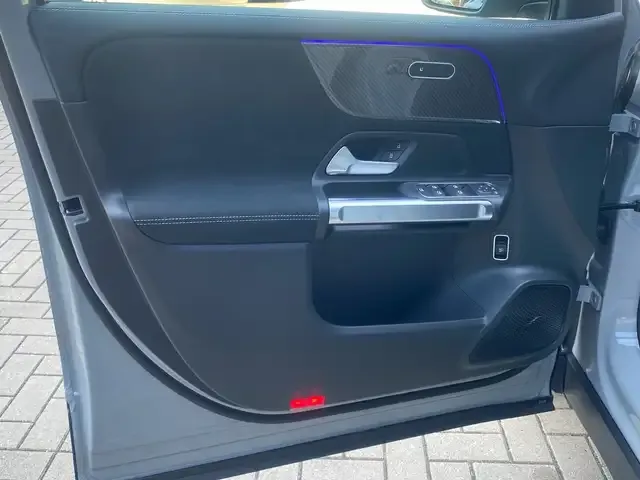 Mercedes-Benz GLB 220