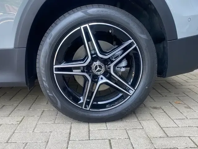 Mercedes-Benz GLB 220