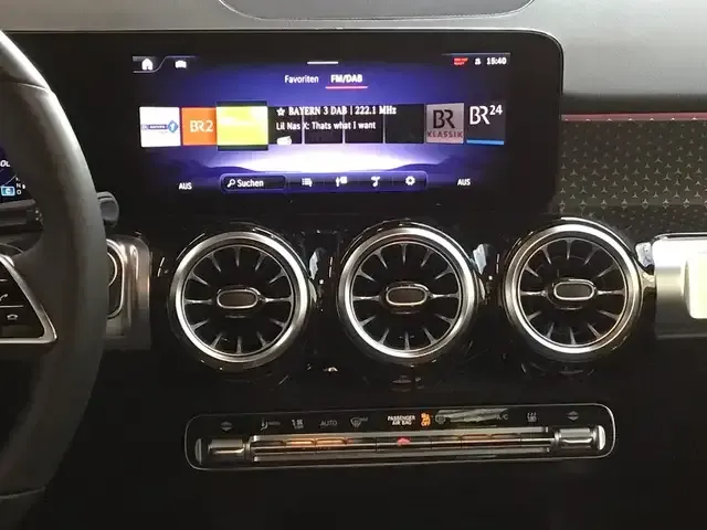 Mercedes-Benz EQB 300