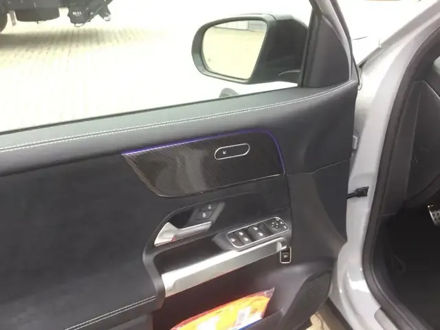 Mercedes-Benz GLB 180