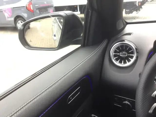 Mercedes-Benz GLB 180