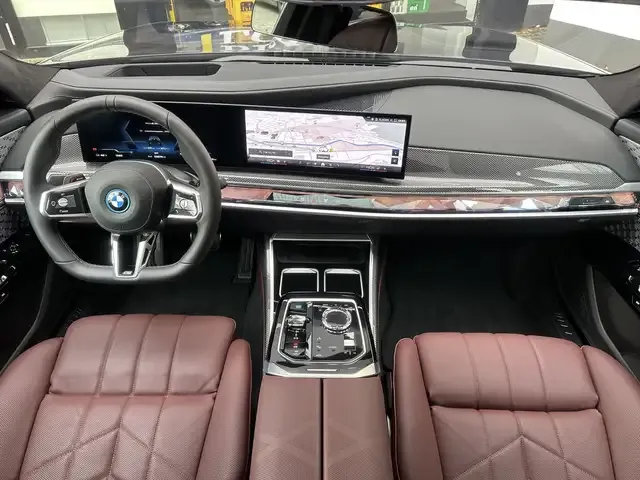 BMW i7