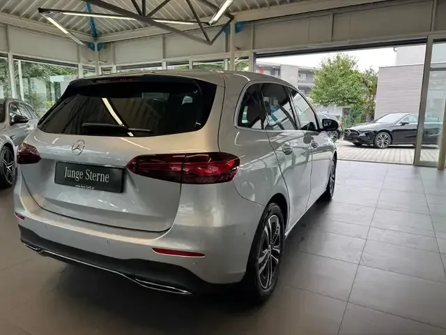 Mercedes-Benz B 220