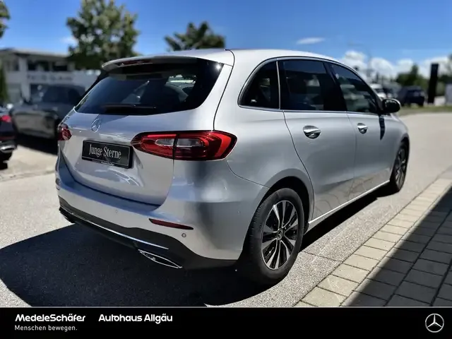 Mercedes-Benz B 180