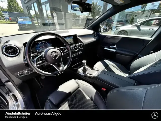 Mercedes-Benz B 180