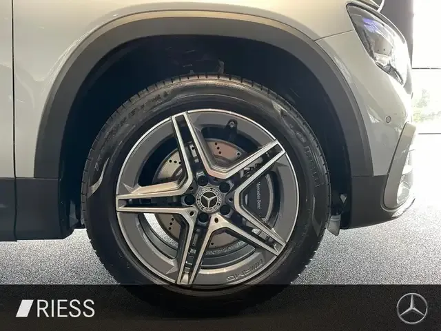 Mercedes-Benz GLB 220