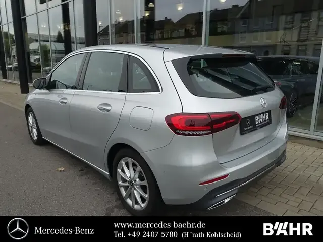 Mercedes-Benz B 180
