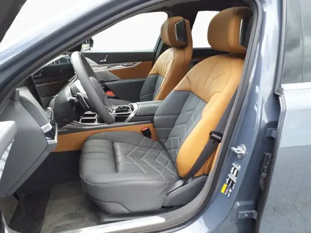 BMW i7