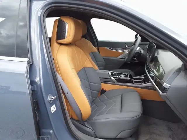BMW i7