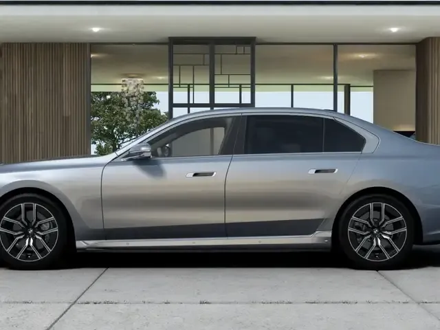 BMW i7