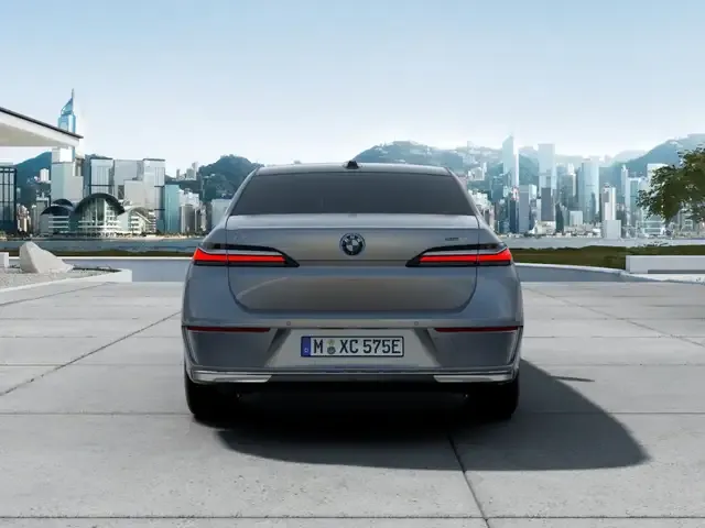 BMW i7