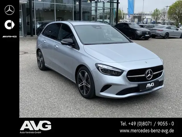 Mercedes-Benz B 180