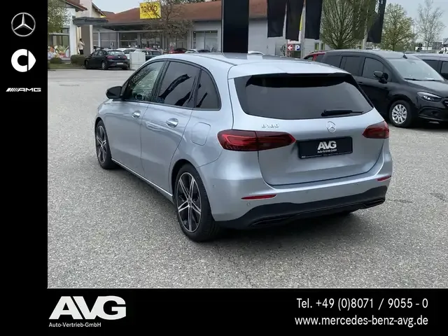 Mercedes-Benz B 180