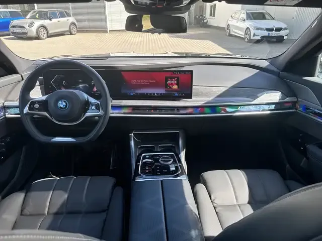 BMW i7