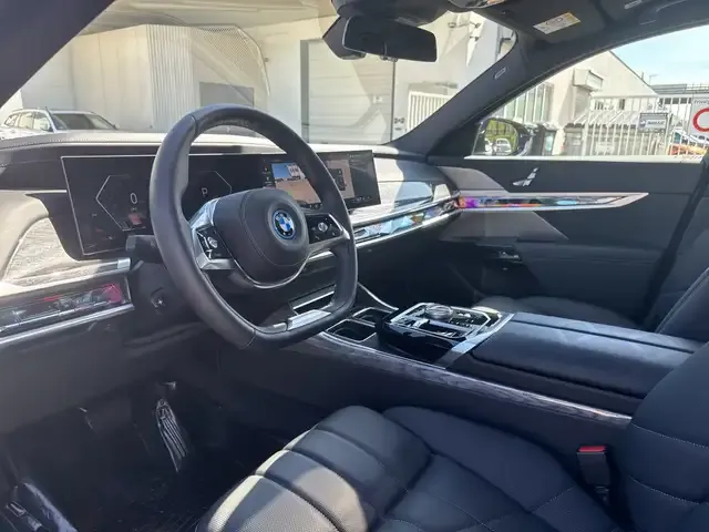 BMW i7