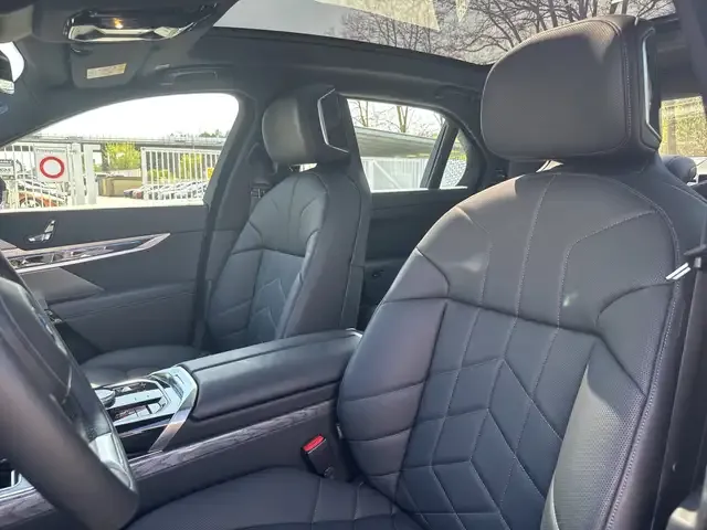BMW i7