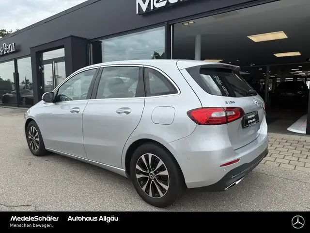 Mercedes-Benz B 180