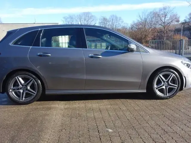 Mercedes-Benz B 220