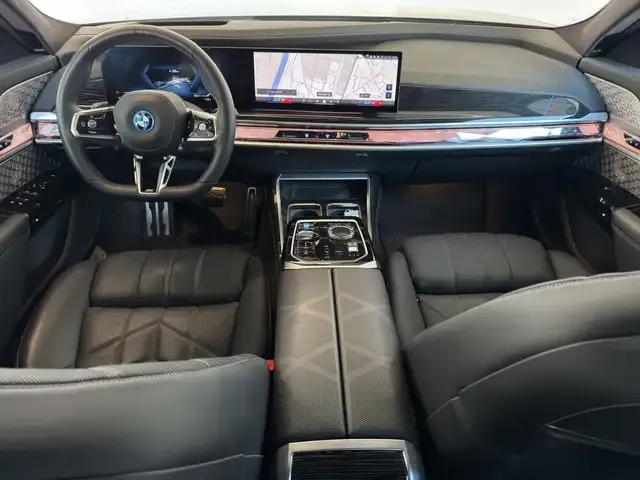 BMW i7