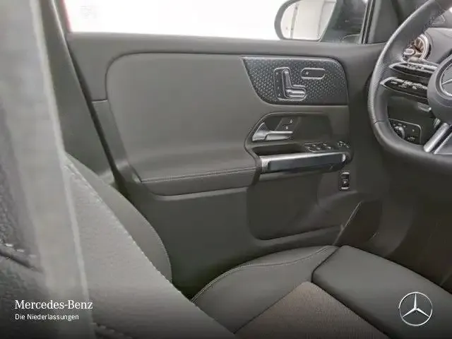 Mercedes-Benz EQB 300