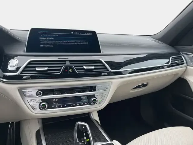 BMW 745