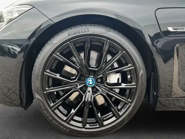 BMW 745