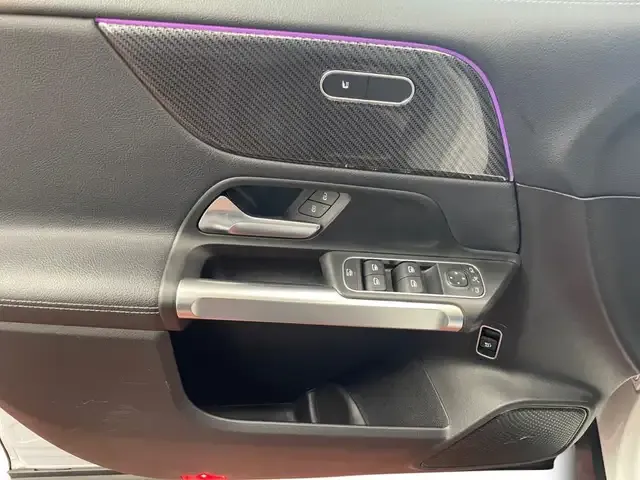 Mercedes-Benz GLB 220