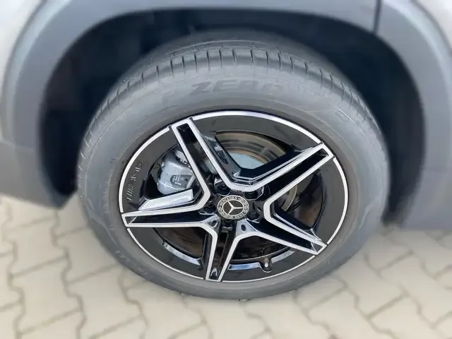 Mercedes-Benz GLB 220