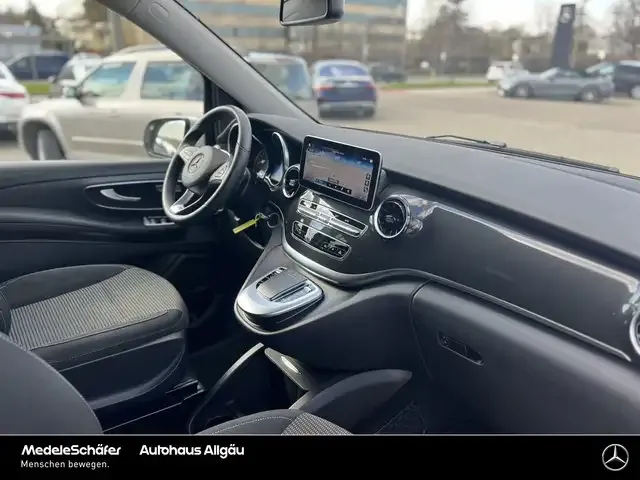 Mercedes-Benz V 220
