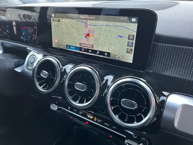 Mercedes-Benz GLB 220