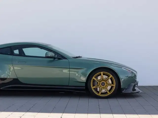 Aston Martin V8