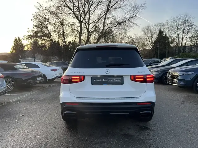 Mercedes-Benz GLB 220