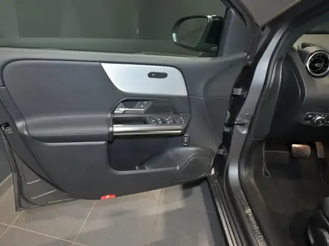 Mercedes-Benz B 220