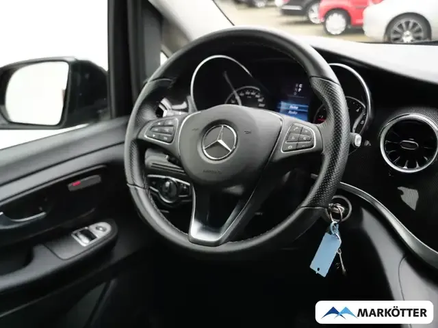 Mercedes-Benz V 220