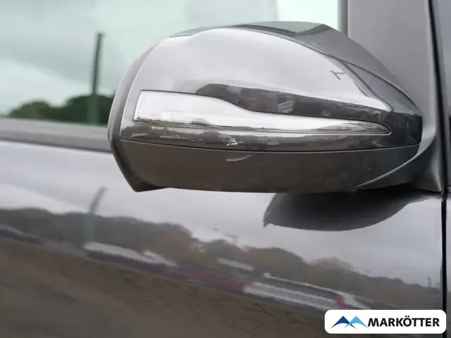 Mercedes-Benz V 220