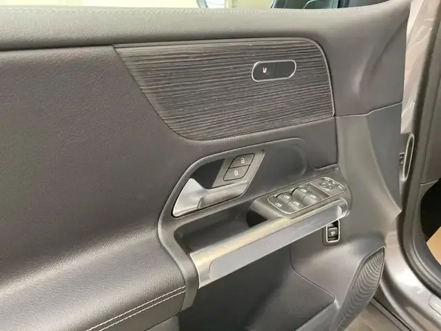Mercedes-Benz GLB 220