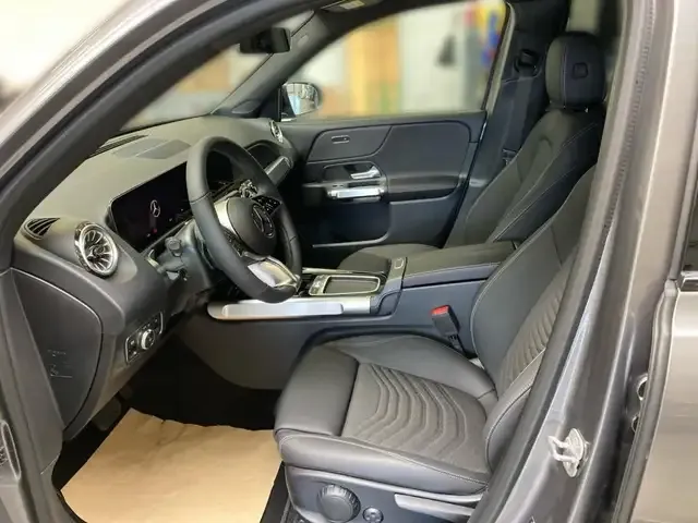 Mercedes-Benz GLB 220