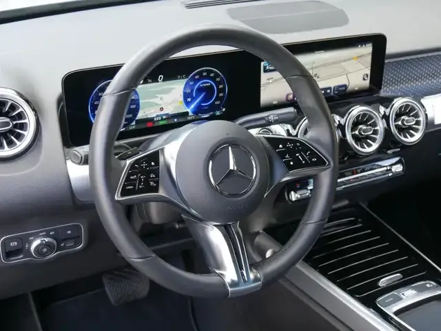 Mercedes-Benz EQB 300